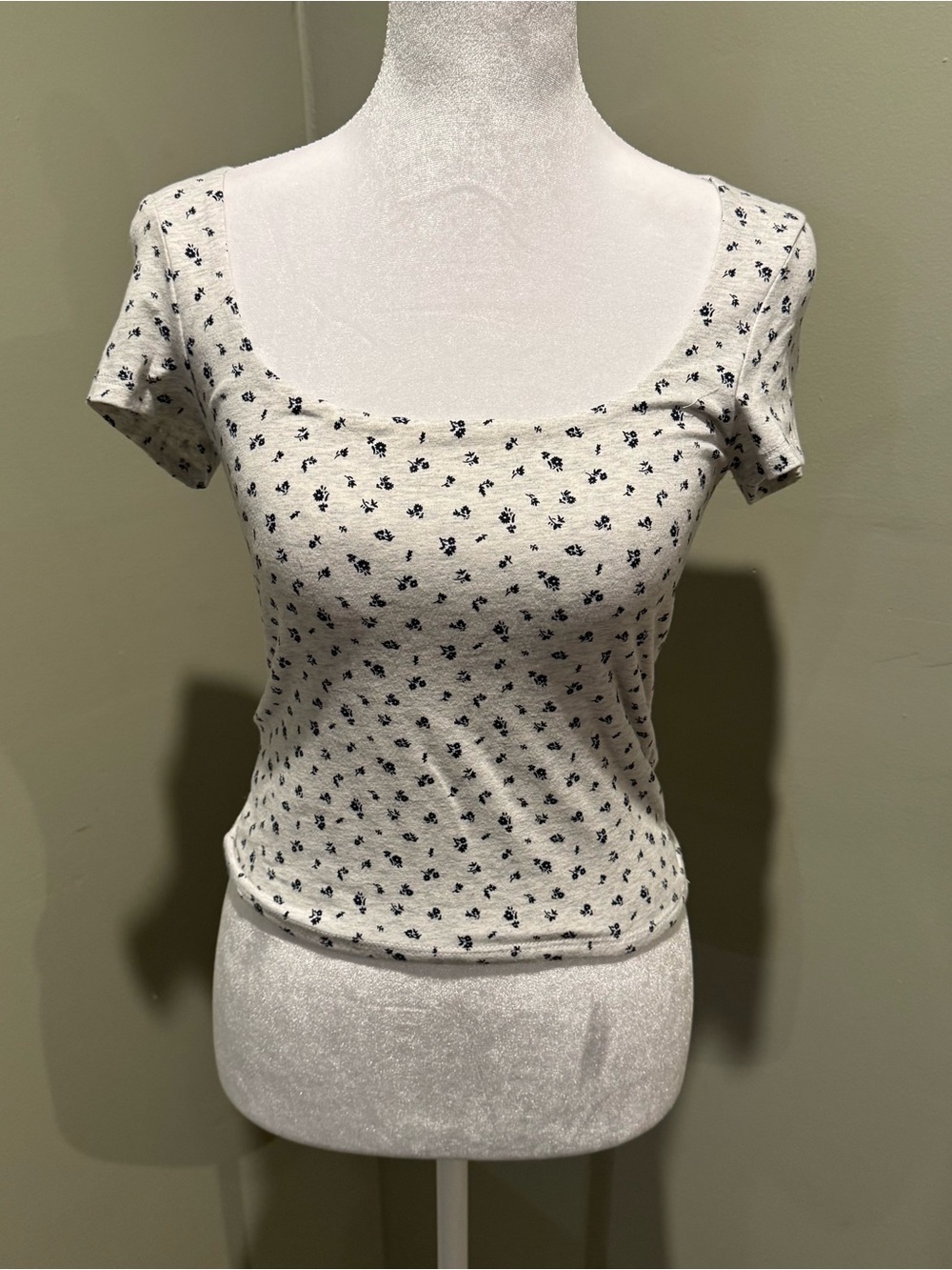 Streetwear Society White Scoop Neck Floral Crop Top